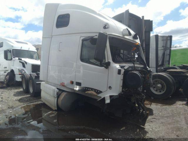  Salvage Volvo Vn