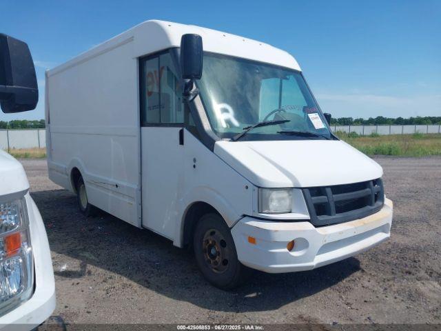  Salvage Isuzu Commercial Van