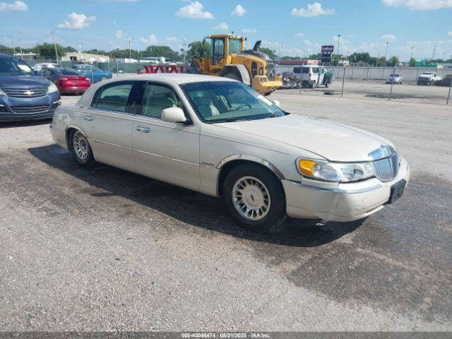  Salvage Lincoln Towncar