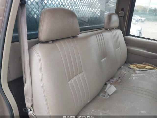 Chevrolet C3500 Chassis Image 8