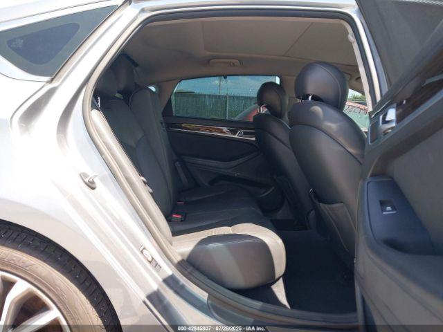 Hyundai Genesis 3.8 Image 4