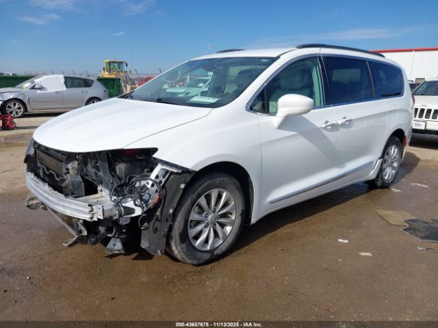 Chrysler Pacifica Touring-l Image 13