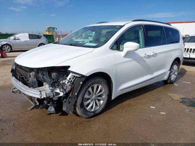 Chrysler Pacifica Touring-l Image 13