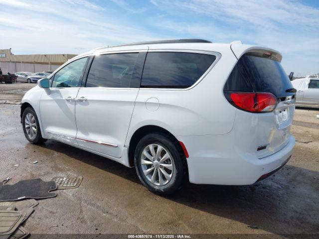 Chrysler Pacifica Touring-l Image 4