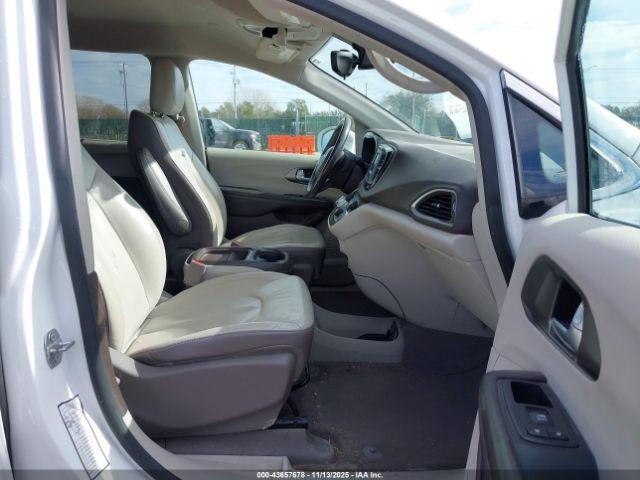 Chrysler Pacifica Touring-l Image 5