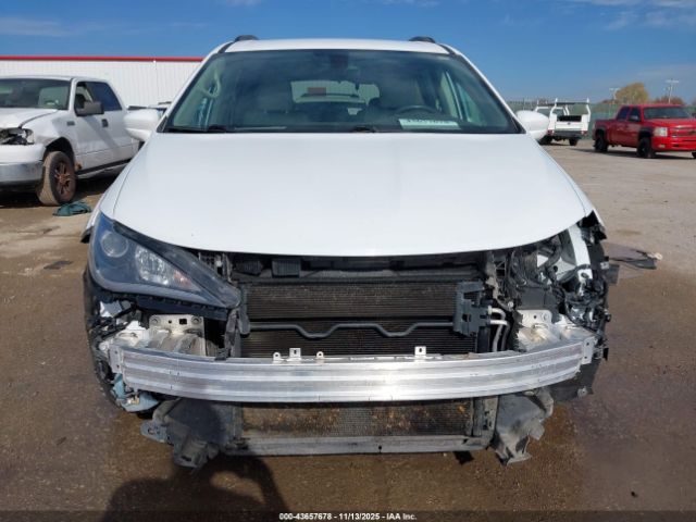 Chrysler Pacifica Touring-l Image 9