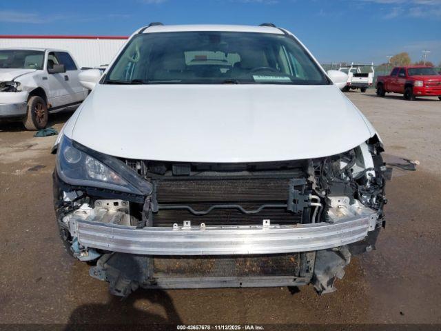 Chrysler Pacifica Touring-l Image 9