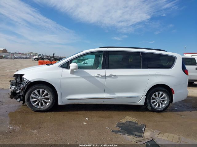 Chrysler Pacifica Touring-l Image 2