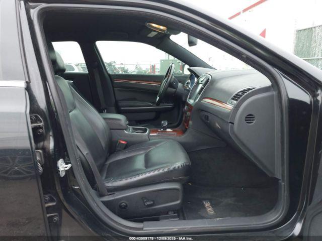 Chrysler 300 Limited Image 4