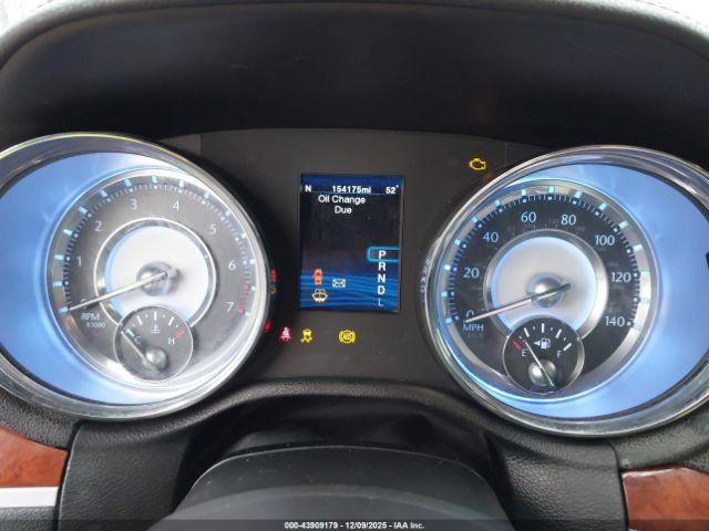 Chrysler 300 Limited Image 10