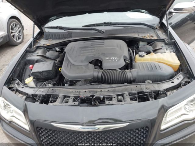 Chrysler 300 Limited Image 11