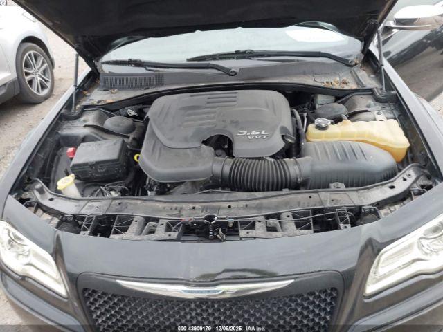 Chrysler 300 Limited Image 11