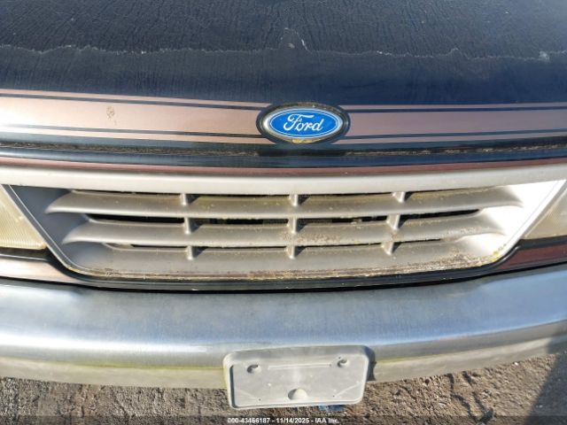 Ford Econoline E150 Van Image 8