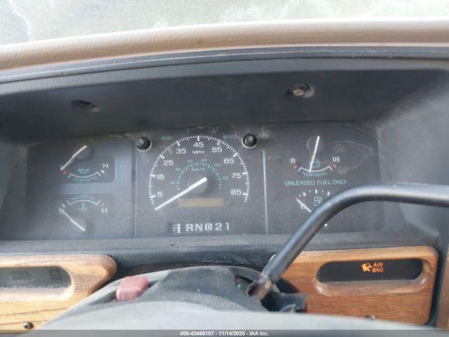 Ford Econoline E150 Van Image 2