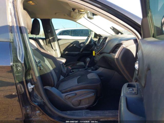 Jeep Cherokee Sport Image 6