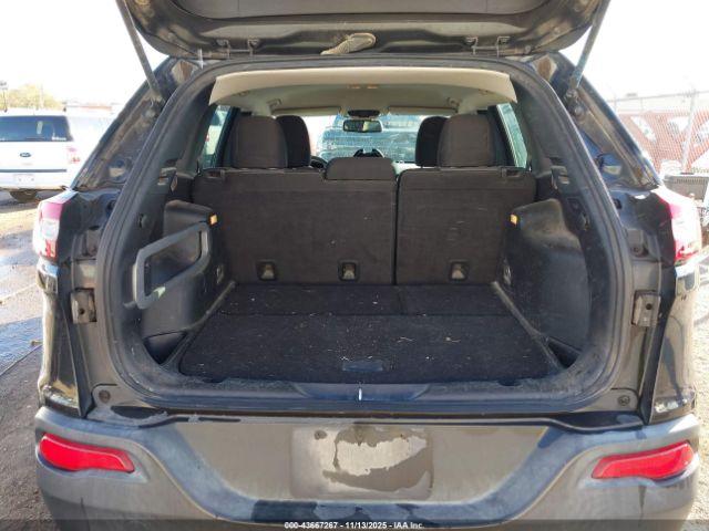 Jeep Cherokee Sport Image 9