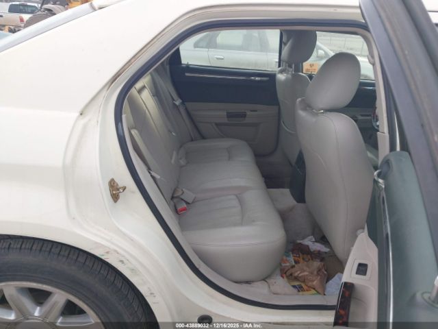 Chrysler 300c Image 8